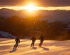 Skifahren bei Sonnenaufgang
